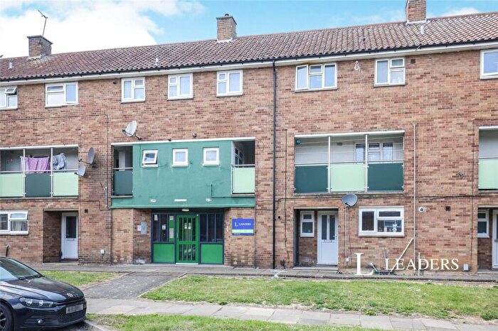 3 Bedroom Flat To Rent In South Oval, NN5