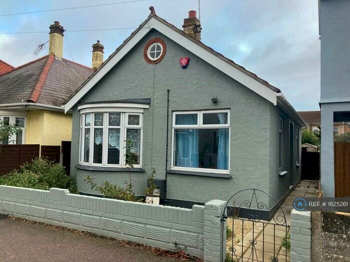 2 Bedroom Bungalow To Rent In Carrs Road, Clacton On Sea, CO15