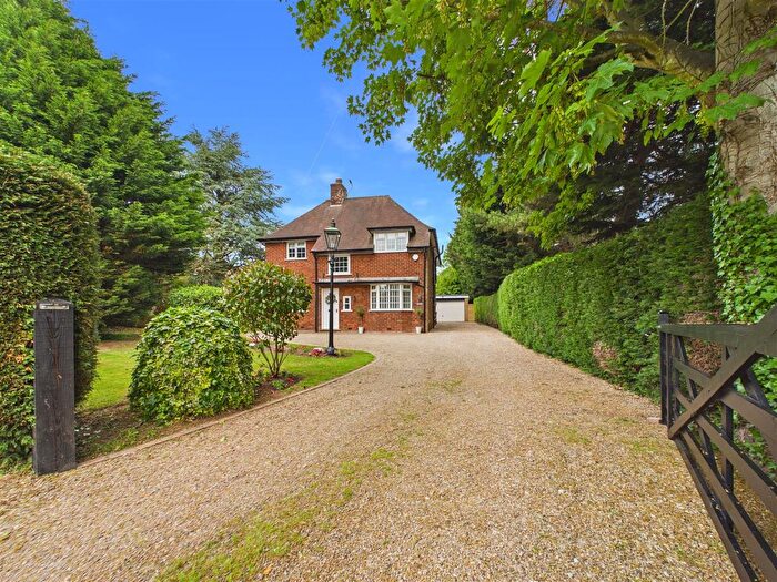 4 Bedroom Detached House For Sale In Tranby Lane, Swanland, HU14