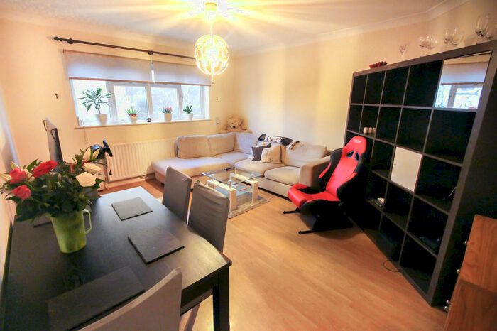 2 Bedroom Flat To Rent In Walton Road, West Molesey, KT8