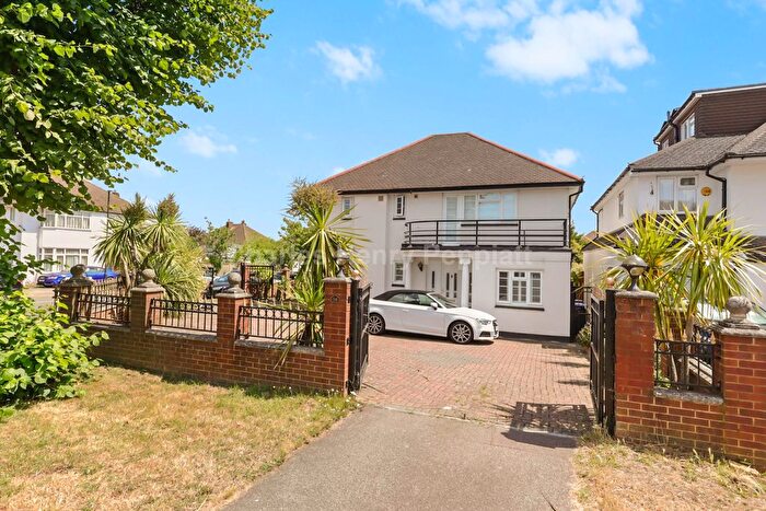 4 Bedroom Detached House For Sale In Chase Road, Southgate, N14