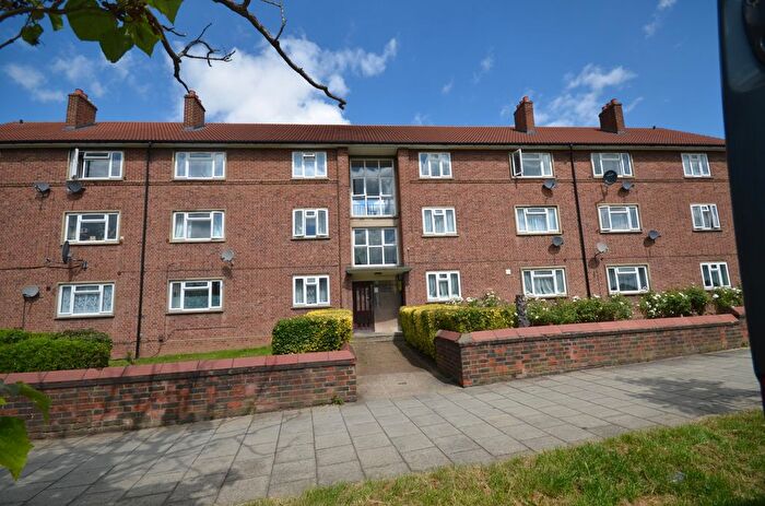 1 Bedroom Flat To Rent In Baldry Gardens, Streatham, London, SW16