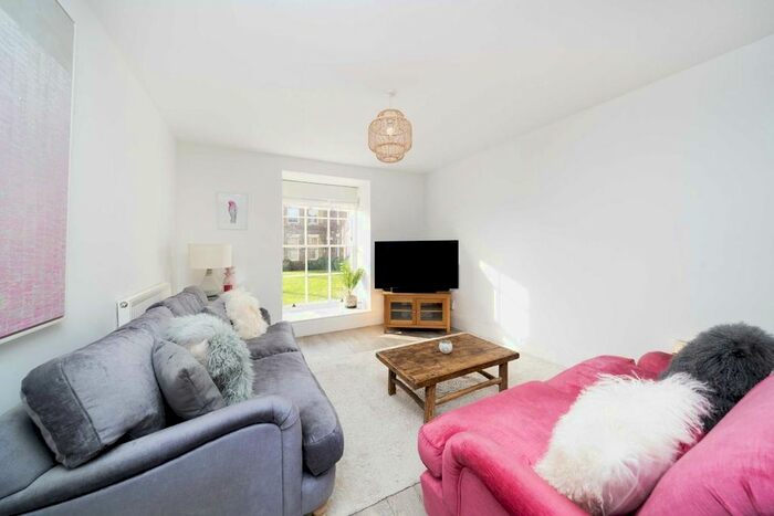 2 Bedroom Flat To Rent In Royal Drive, London, N11