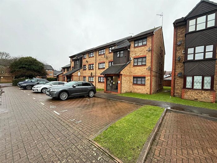 1 Bedroom Flat For Sale In Kestrel Close, Neasden, NW10