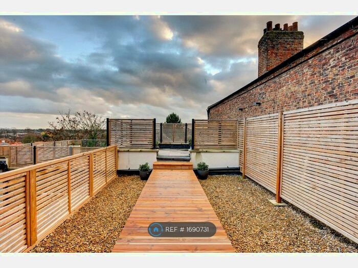 3 Bedroom Flat To Rent In Market Place South, Ripon, HG4