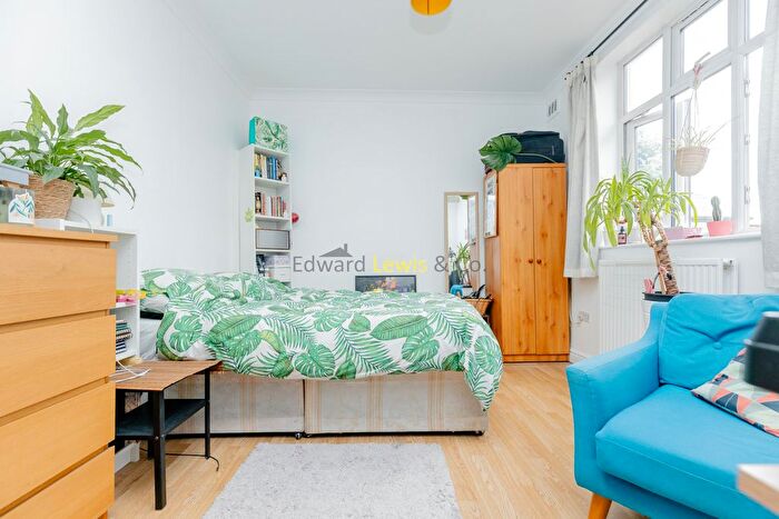 2 Bedroom Flat To Rent In Stoke Newington High Street, London, N16