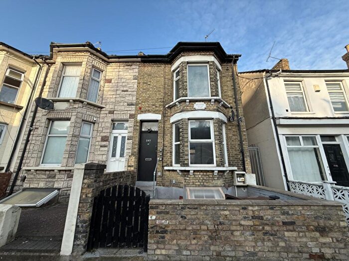 2 Bedroom Flat To Rent In Luton Road, Chatham, ME4