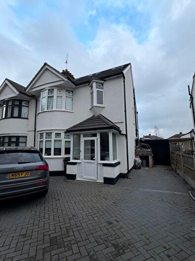 4 Bedroom Semi Detached House To Rent In Avenue Road, Harold Wood, Romford, RM3