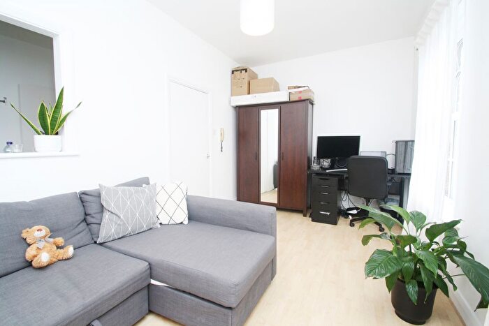 1 Bedroom Flat To Rent In Kilburn Lane, Queens Park, W10