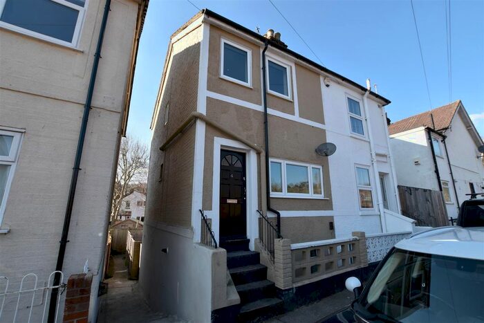 2 Bedroom Property To Rent In Victoria Road, Redhill, RH1