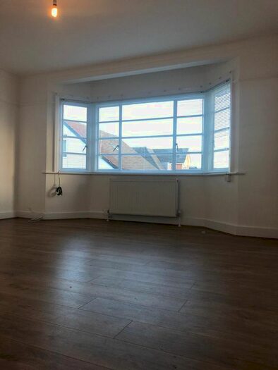 2 Bedroom Flat To Rent In Marlborough Gardens, Marlborough Road, Oakleigh Park, Whetstone, Brunswick Park, South Barnet N20