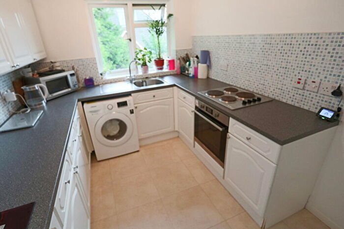 2 Bedroom Apartment For Sale In Tupwood Lane, Caterham, CR3