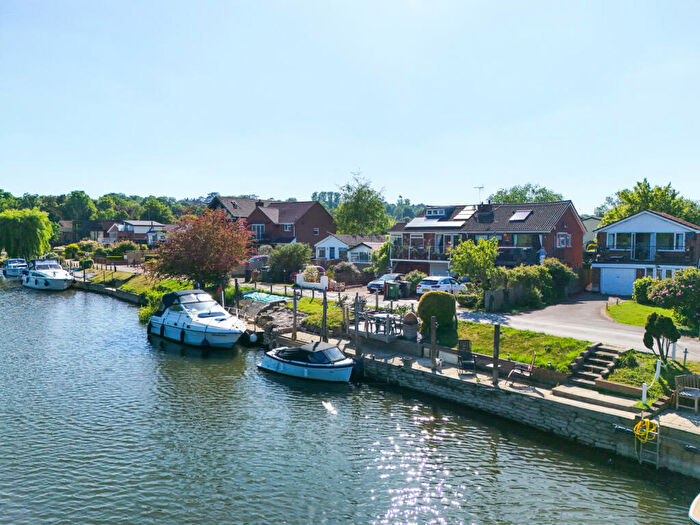 2 Bedroom Detached House For Sale In River Gardens, Purley On Thames, Reading, Berkshire, RG8