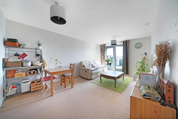 2 Bedroom Flat For Sale In John Bowles Court, Schoolhouse Lane, London, E1W