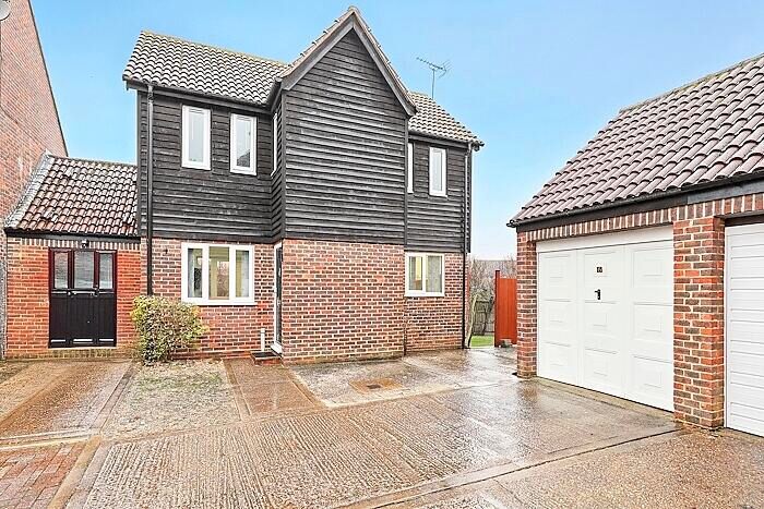 3 Bedroom Link Detached House For Sale In Kilnfield, Ongar, CM5
