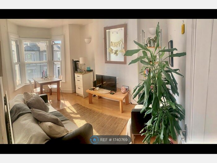 2 Bedroom Flat To Rent In Battersea, London, SW11