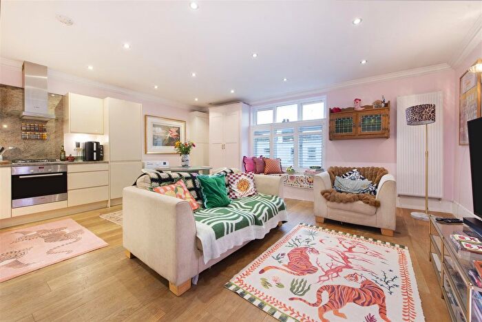 2 Bedroom Flat For Sale In Brecknock Road, London, N7