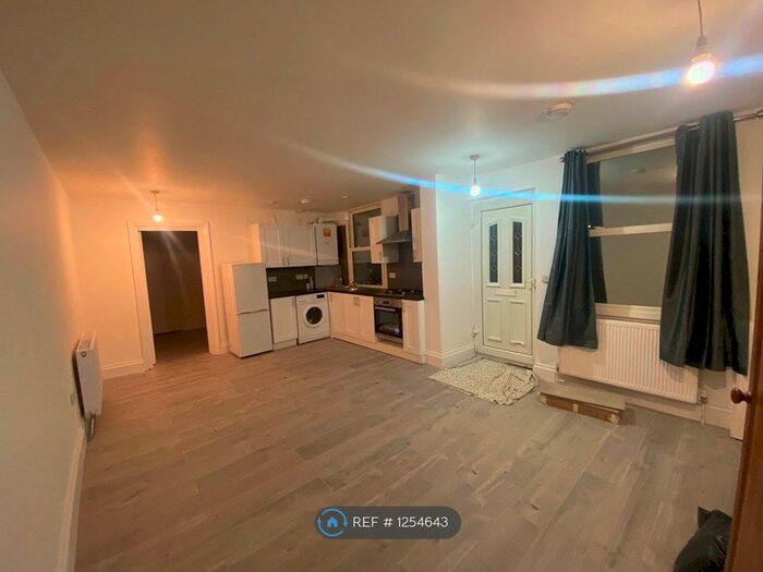 2 Bedroom Flat To Rent In Lancaster Road, Uxbridge UB8