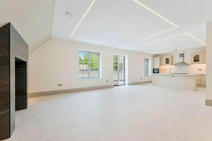 3 Bedroom Flat To Rent In Foxley Lane, Purley, CR8