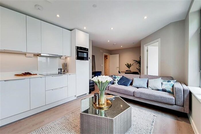 1 Bedroom Flat To Rent In Whitelocke House, TW3