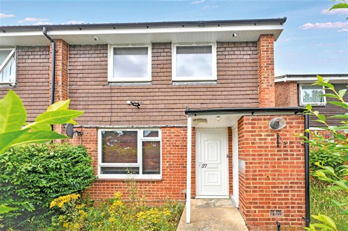 3 Bedroom Semi-Detached House For Sale In Broadoaks, Epping, CM16