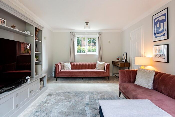 4 Bedroom Detached House For Sale In Buxton Place, Caterham, CR3