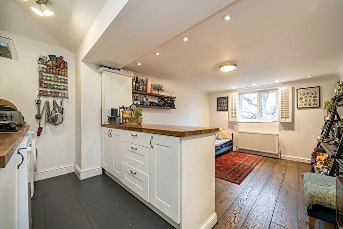 2 Bedroom Flat For Sale In Faversham Road, London, SE6