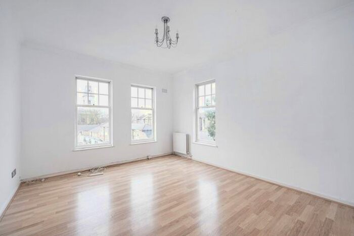 2 Bedroom Flat To Rent In Sutton Square, Hackney, London, E9