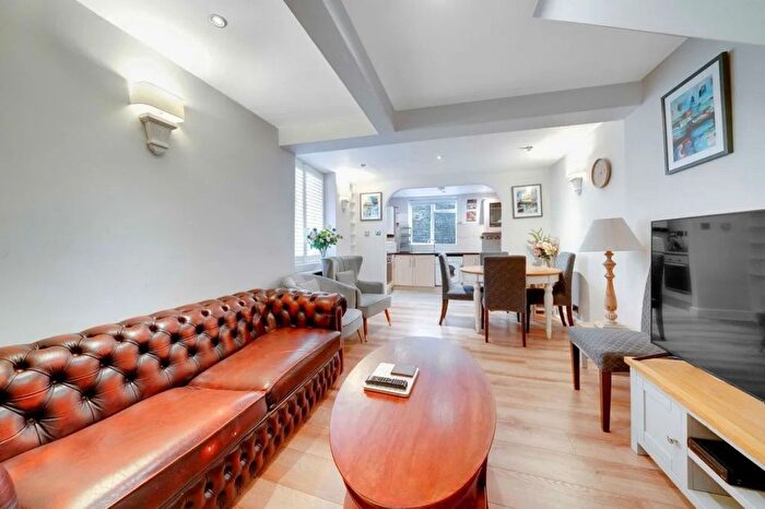 2 Bedroom Flat To Rent In West Kensington, W14