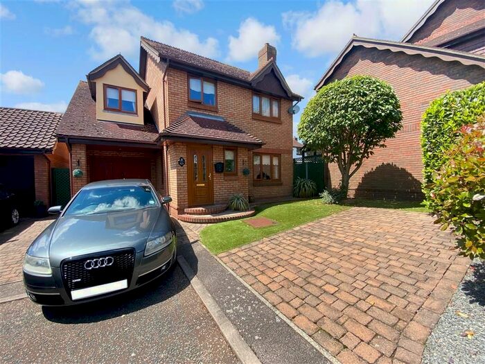 4 Bedroom Detached House For Sale In Brodie Walk, Wickford, Essex SS12
