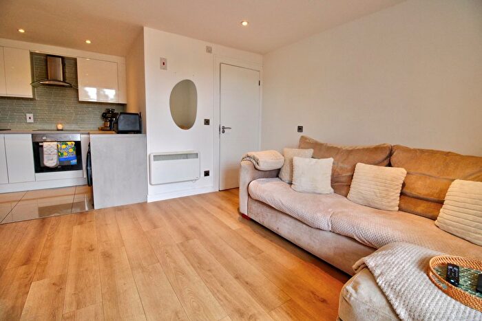 2 Bedroom Flat For Sale In Heather Ridge Arcade, Camberley, GU15