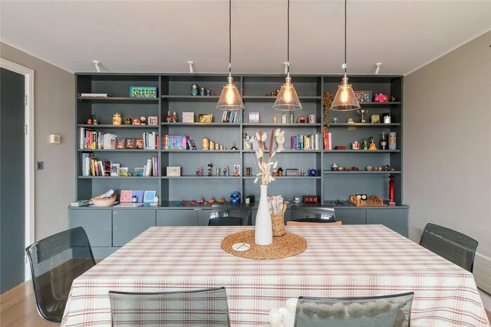 2 Bedroom Flat To Rent In Merganser Court, Star Place, E1W