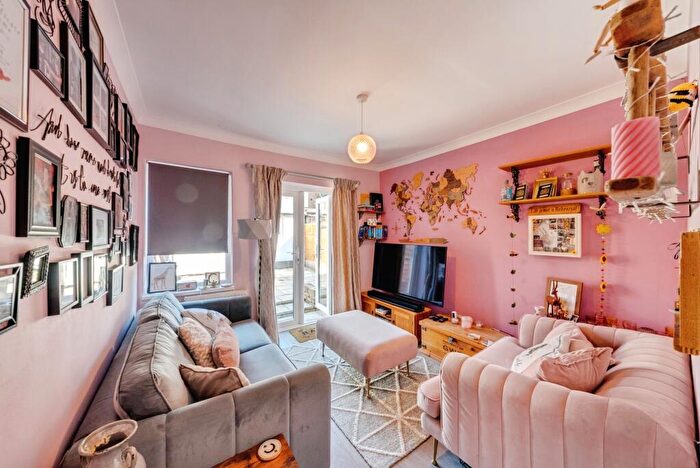 2 Bedroom Flat For Sale In Hockley Avenue, London, E6
