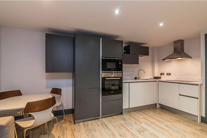 4 Bedroom Apartment To Rent In Hoods Hideout, - Houndsgate, NG1