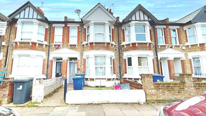 2 Bedroom Flat For Sale In Flat, Murray Road, Ealing, London, W5