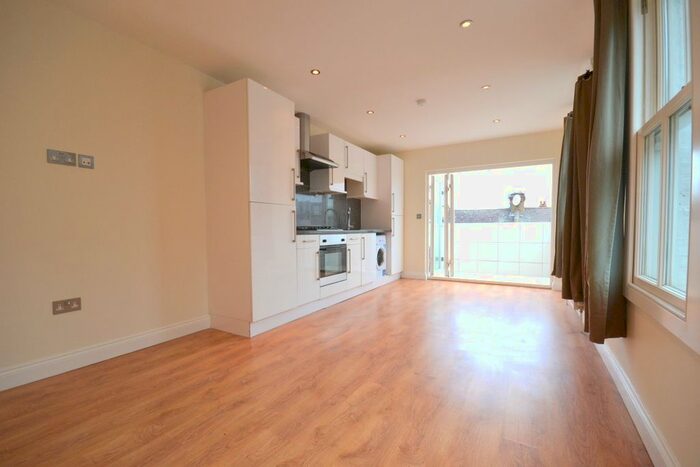 3 Bedroom Flat To Rent In Queenstown Road, Battersea, SW8