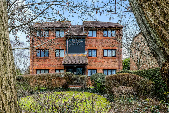 2 Bedroom Flat To Rent In Downs Close, Waterlooville, Hampshire, PO7