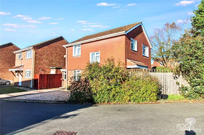 3 Bedroom Link Detached House For Sale In Appelford Close, Thatcham, Berkshire, RG19