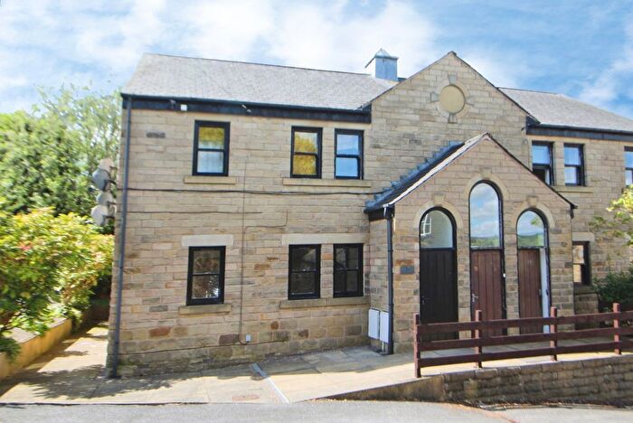 3 Bedroom Flat To Rent In Victoria Street, Glossop, Derbyshire, SK13