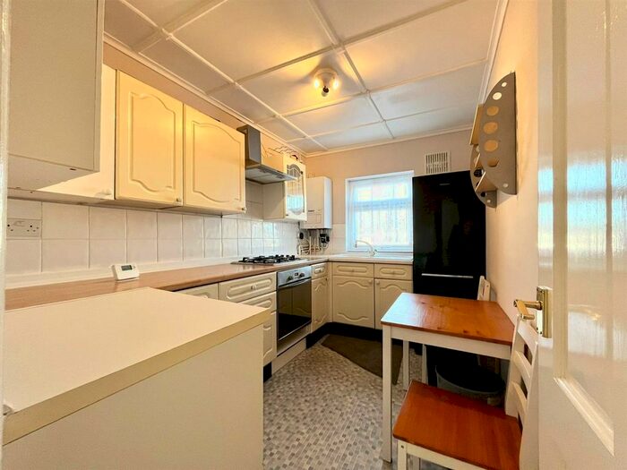 2 Bedroom Flat To Rent In Rye Road, Hoddesdon, EN11