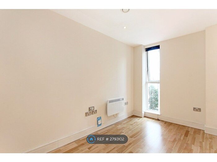 Studio To Rent In Great Suffolk Street, London, SE1