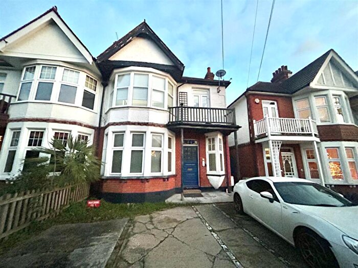 2 Bedroom Flat For Sale In Whitefriars Crescent, Westcliff-On-Sea, SS0