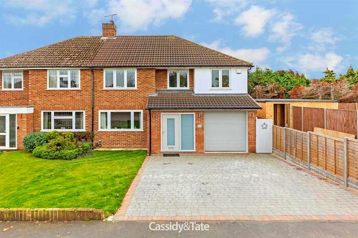 4 Bedroom Semi-Detached House For Sale In The Croft, St Albans, AL2