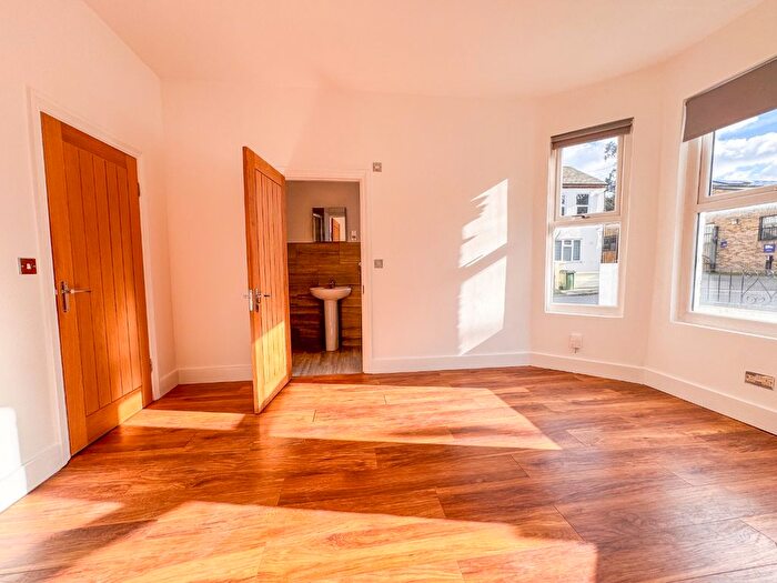 2 Bedroom Flat For Sale In Heavitree Road, Plumstead, London, SE18