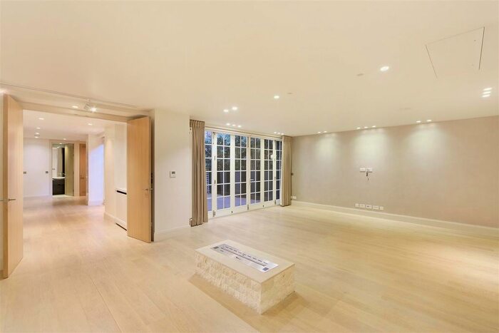 3 Bedroom Flat To Rent In Palace Gate, Kensington, W8