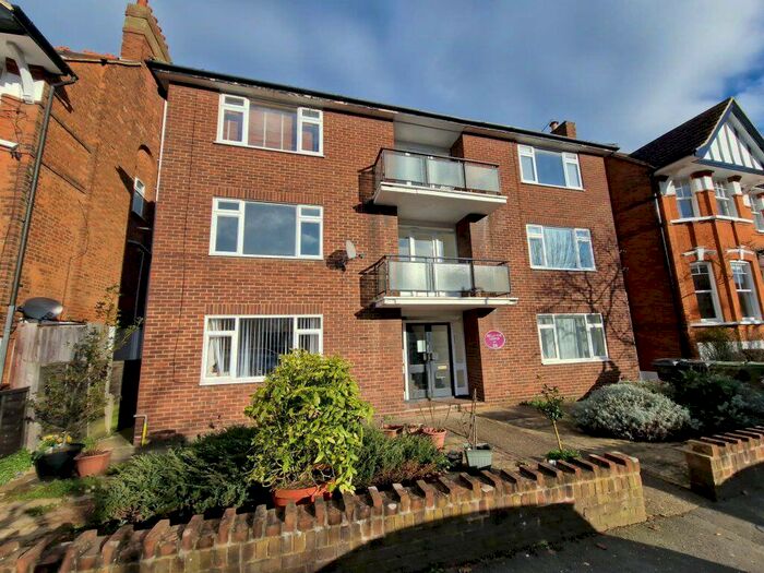 2 Bedroom Apartment To Rent In Connaught Avenue, Chingford, E4