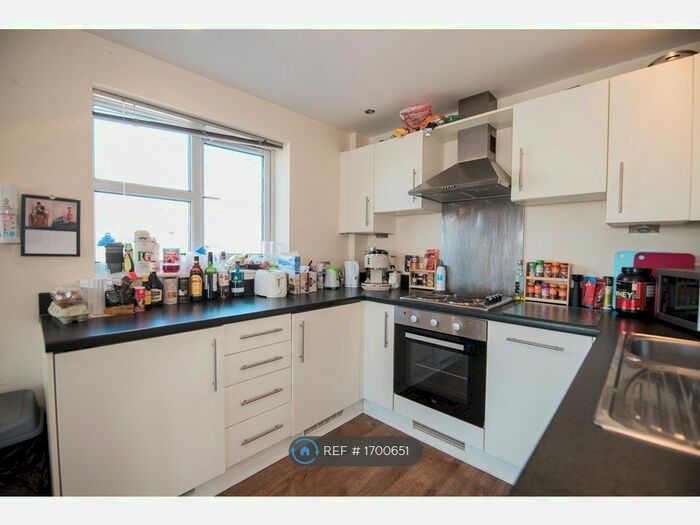 2 Bedroom Flat To Rent In Overstone Court, Cardiff, CF10
