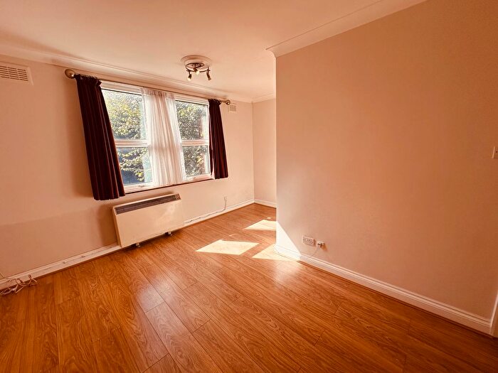 1 Bedroom Flat To Rent In Queens Avenue, London, N10