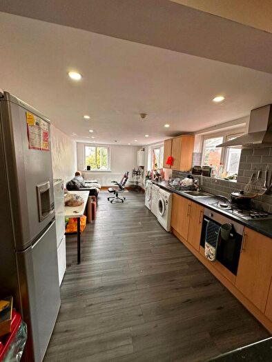 7 Bedroom Flat To Rent In Miskin Street, Cathays, CF24