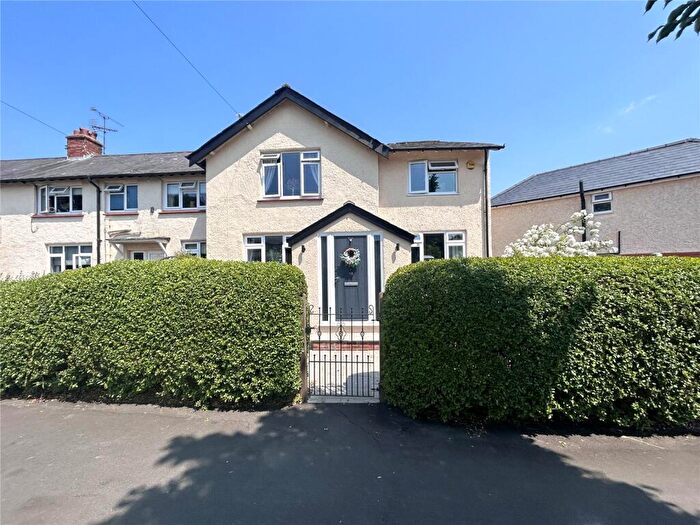 4 Bedroom Semi Detached House For Sale In Guildford Road, Aldershot, Hampshire, GU12